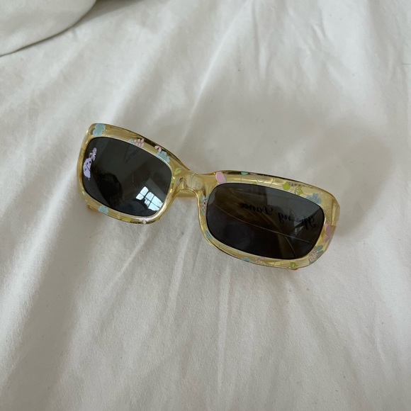 Disney Kids Yellow Sunglasses - Picture 2 of 7